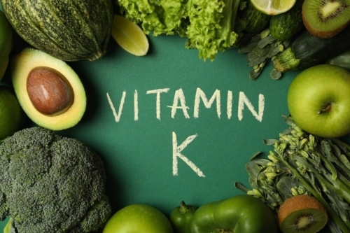 Vitamin K 🩸 Là Gì? Lợi Ích, Liều Dùng & Thực phẩm giàu Vitamin K & Vitamin quan trọng cho đông máu và xương